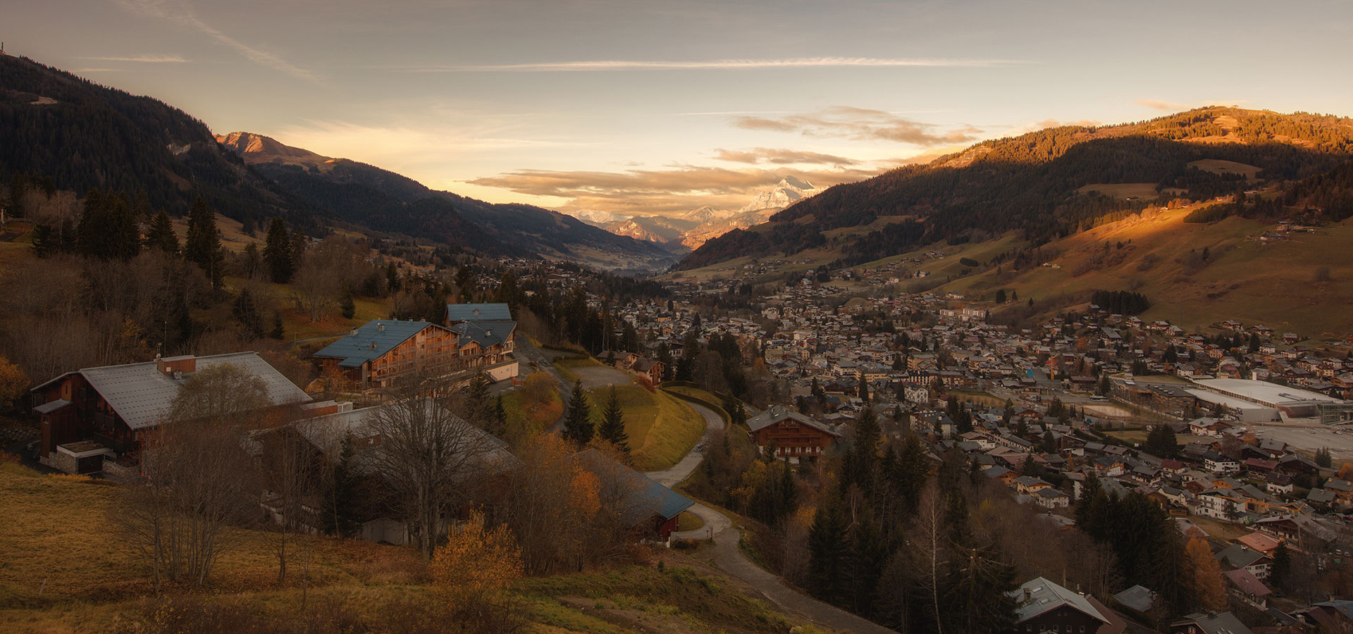 Village de Megève avec vue panoramique sur le Mont-Blanc en hiver - immobilier de prestige Haute-Savoie