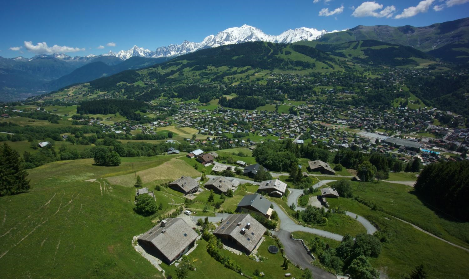 Megève en été avec vue panoramique sur le Mont-Blanc et le village - agence immobilière chalets et appartements de luxe