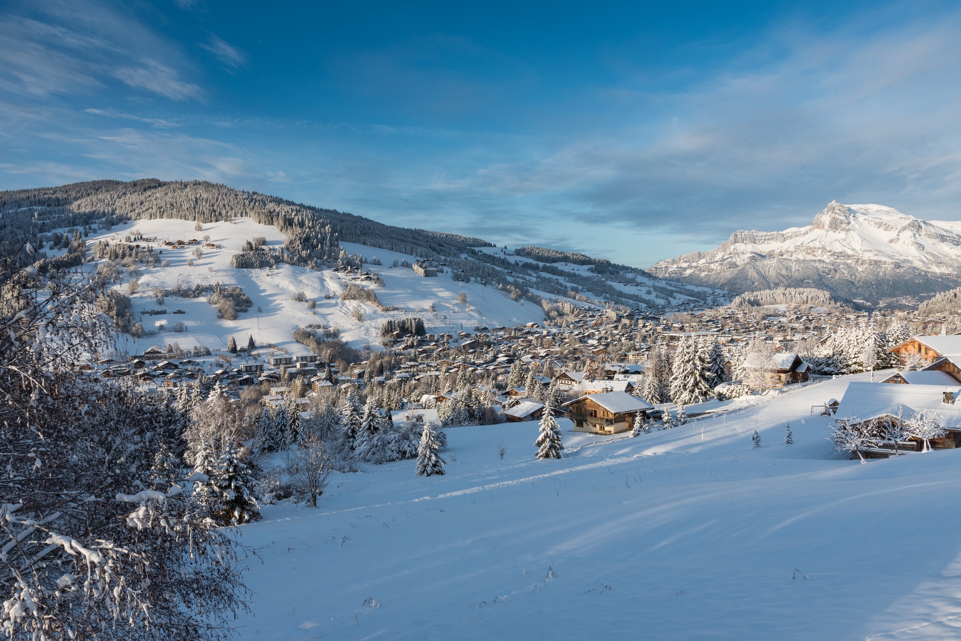 Panorama du village de Megève et du Mont-Blanc en hiver - immobilier de prestige