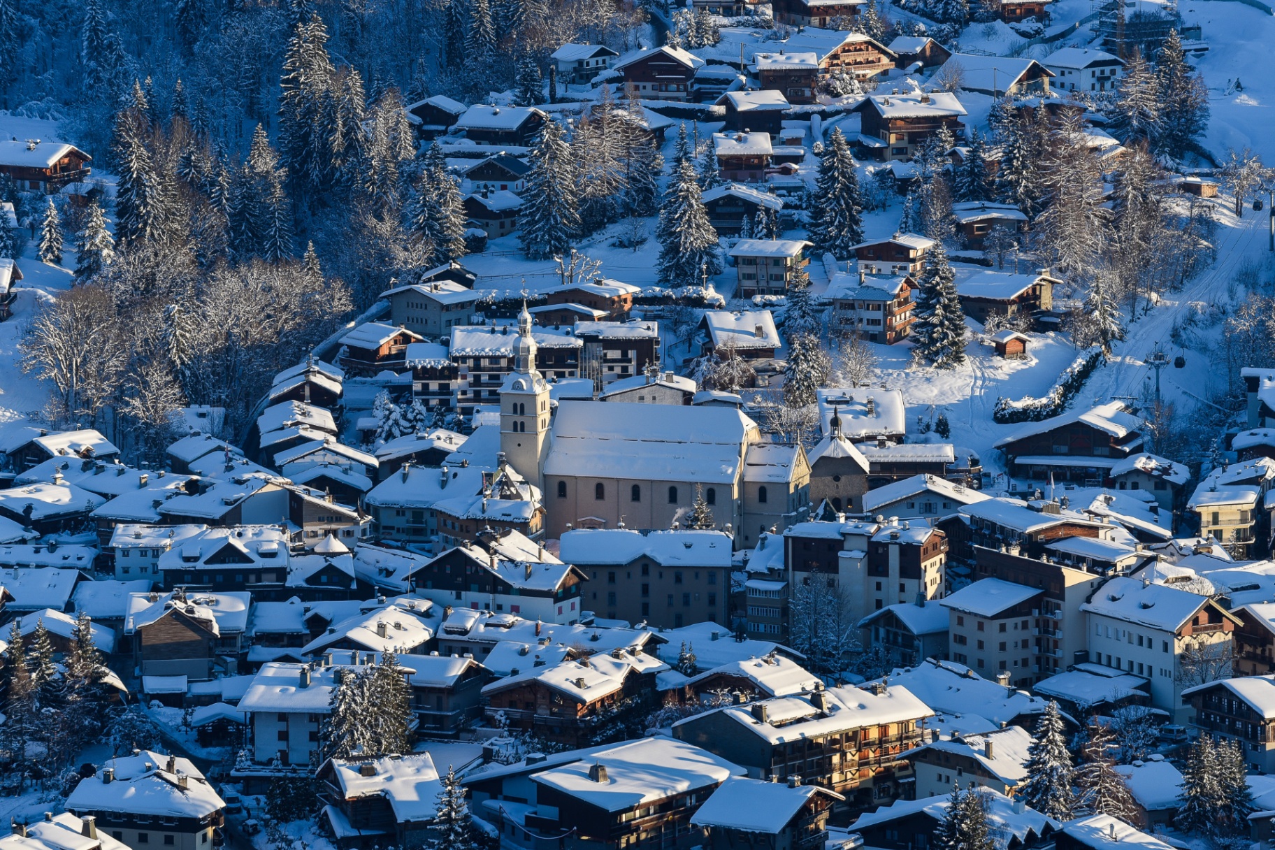Centre du village de Megève sous la neige - immobilier de prestige off-market